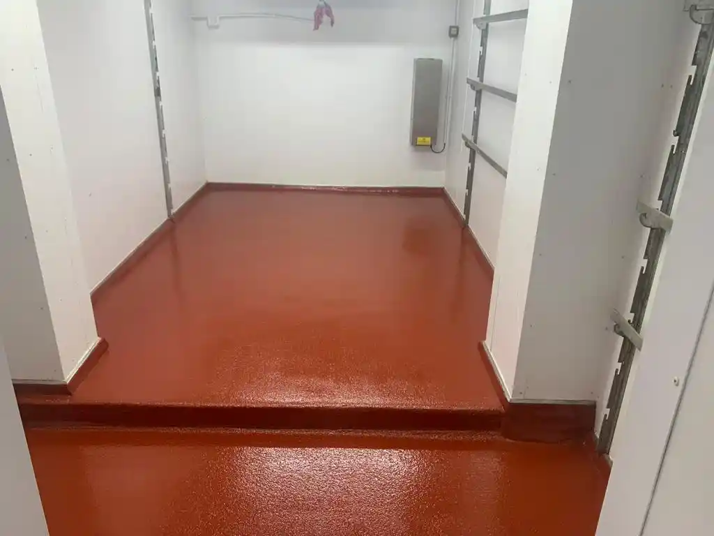 Food-safe hygienic resin flooring screed in a production area