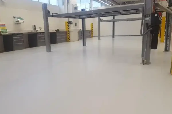 Self-smoothing polyurethane resin floor in a production area